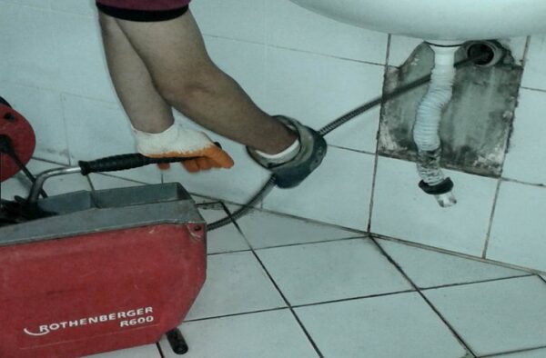 Lavabo Giderinden Su Neden Geri Gelir